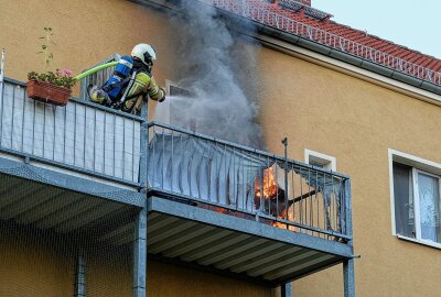 Brand in Dresden: Balkon eines Mehrfamilienhauses in Flammen - Die Feuerwehrleute konnten den Brand zügig löschen, bevor die Flammen auf die Wohnung übergreifen konnten. Foto: Roland Halkasch