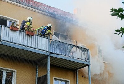 Brand in Dresden: Balkon eines Mehrfamilienhauses in Flammen - Die Feuerwehrleute konnten den Brand zügig löschen, bevor die Flammen auf die Wohnung übergreifen konnten. Foto: Roland Halkasch