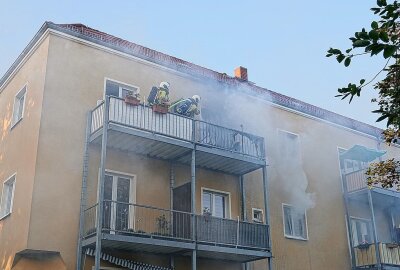 Brand in Dresden: Balkon eines Mehrfamilienhauses in Flammen - Die Feuerwehrleute konnten den Brand zügig löschen, bevor die Flammen auf die Wohnung übergreifen konnten. Foto: Roland Halkasch