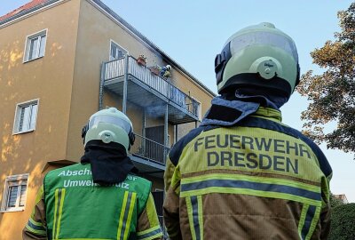 Brand in Dresden: Balkon eines Mehrfamilienhauses in Flammen - Die Feuerwehrleute konnten den Brand zügig löschen, bevor die Flammen auf die Wohnung übergreifen konnten. Foto: Roland Halkasch