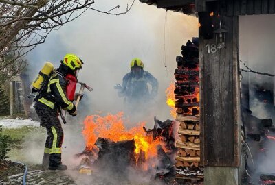 Brand in Lauter-Bernsbach: Carport in Flammen - Anwohner alarmieren Feuerwehr: Schnelles Eingreifen rettet Garage.