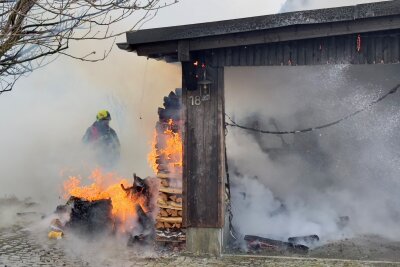 Brand in Lauter-Bernsbach: Carport in Flammen - Anwohner alarmieren Feuerwehr: Schnelles Eingreifen rettet Garage.