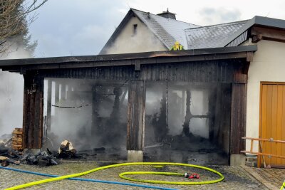 Brand in Lauter-Bernsbach: Carport in Flammen - Anwohner alarmieren Feuerwehr: Schnelles Eingreifen rettet Garage.