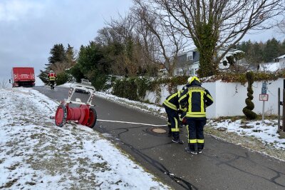 Brand in Lauter-Bernsbach: Carport in Flammen - Anwohner alarmieren Feuerwehr: Schnelles Eingreifen rettet Garage.