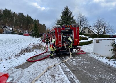 Brand in Lauter-Bernsbach: Carport in Flammen - Anwohner alarmieren Feuerwehr: Schnelles Eingreifen rettet Garage.