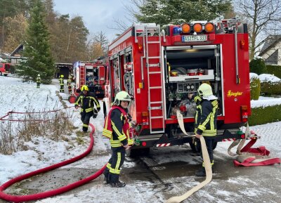 Brand in Lauter-Bernsbach: Carport in Flammen - Anwohner alarmieren Feuerwehr: Schnelles Eingreifen rettet Garage.