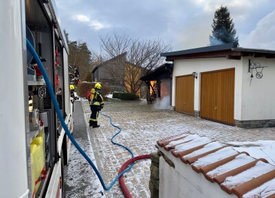 Brand in Lauter-Bernsbach: Carport in Flammen - Anwohner alarmieren Feuerwehr: Schnelles Eingreifen rettet Garage.