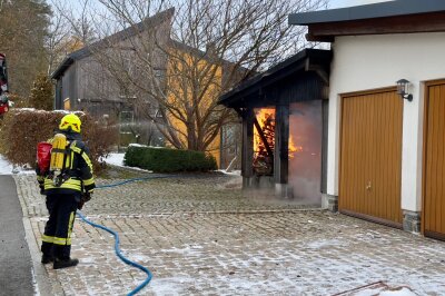 Brand in Lauter-Bernsbach: Carport in Flammen - Anwohner alarmieren Feuerwehr: Schnelles Eingreifen rettet Garage.