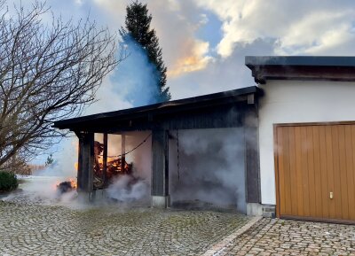 Brand in Lauter-Bernsbach: Carport in Flammen - Anwohner alarmieren Feuerwehr: Schnelles Eingreifen rettet Garage.