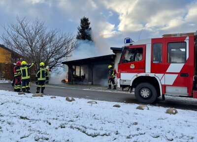 Brand in Lauter-Bernsbach: Carport in Flammen - Anwohner alarmieren Feuerwehr: Schnelles Eingreifen rettet Garage.