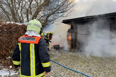 Brand in Lauter-Bernsbach: Carport in Flammen - Anwohner alarmieren Feuerwehr: Schnelles Eingreifen rettet Garage.