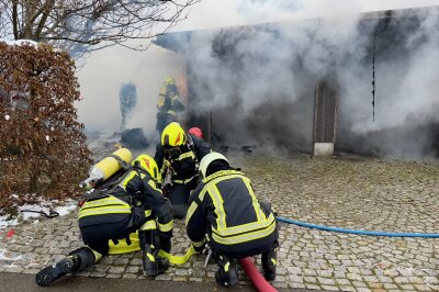 Brand in Lauter-Bernsbach: Carport in Flammen - Anwohner alarmieren Feuerwehr: Schnelles Eingreifen rettet Garage.