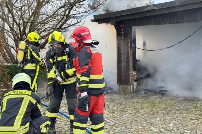 Brand in Lauter-Bernsbach: Carport in Flammen - Anwohner alarmieren Feuerwehr: Schnelles Eingreifen rettet Garage.