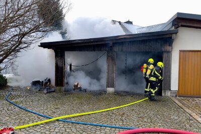 Brand in Lauter-Bernsbach: Carport in Flammen - Anwohner alarmieren Feuerwehr: Schnelles Eingreifen rettet Garage.