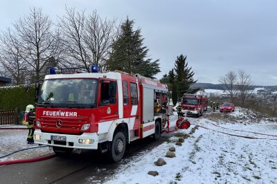 Brand in Lauter-Bernsbach: Carport in Flammen - Anwohner alarmieren Feuerwehr: Schnelles Eingreifen rettet Garage.