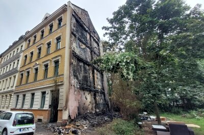 Am Sonntagabend geriet eine an einem Mehrfamilienhaus stehende Mülltonne in Brand und beschädigte die Hausfassade. Foto: Christian Grube 