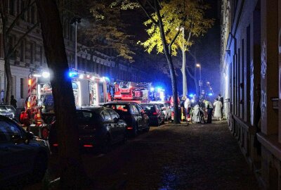 Brand in Leipziger Mehrfamilienhaus: Eine Person verletzt - Eine Person musste durch den Rettungsdienst in ein Krankenhaus gebracht werden. Foto: xcitepress