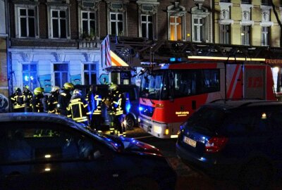 Brand in Leipziger Mehrfamilienhaus: Eine Person verletzt - Eine Person musste durch den Rettungsdienst in ein Krankenhaus gebracht werden. Foto: xcitepress