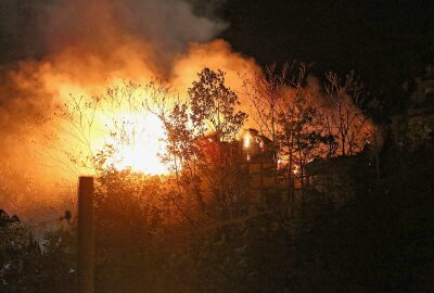 Brand in Loschwitz: Feuerwehr kämpfte die ganze Nacht - Als die Berufsfeuerwehr (Wachen Striesen und Albertstadt) und die Stadtteilfeuerwehr Bühlau eintrafen, stand das gesamte Haus bereits in Flammen. Foto: Roland Halkasch