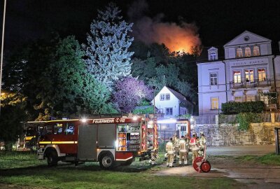 Brand in Loschwitz: Feuerwehr kämpfte die ganze Nacht - Zwischen dem Körnerweg und der Schevenstraße brannte am Loschwitzer Hang ein leerstehendes Gebäude. Foto: Roland Halkasch