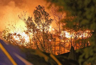 Brand in Loschwitz: Feuerwehr kämpfte die ganze Nacht - Am Freitag kam es gegen 22.40 Uhr zu einem Brand in Loschwitz. Foto: Roland Halkasch