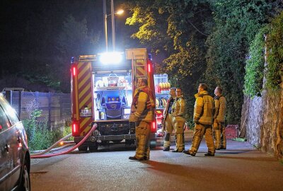 Brand in Loschwitz: Feuerwehr kämpfte die ganze Nacht - So musste das Löschwasser vom engen Körnerweg zum brennenden Haus hinaufgepumpt werden. Foto: Roland Halkasch