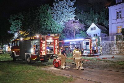 Brand in Loschwitz: Feuerwehr kämpfte die ganze Nacht - Die Drohnenstaffel des ASB unterstützte die Feuerwehr. Die Löscharbeiten dauerten die gesamte Nacht an. Foto: Roland Halkasch