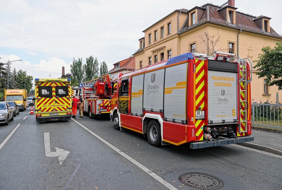 Brand in Mehrfamilienhaus: Eine Person schwer verletzt in Klinik geflogen - Am Freitagnachmittag kam es gegen 15.10 Uhr zu einem Brand in einem Mehrfamilienhaus an der Lohrmannstraße. Foto: Roland Halkasch