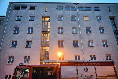 Brand in Mehrfamilienhaus sorgt für Großeinsatz von Feuerwehr, Rettungskräften und Polizei - Gegen kurz nach 16 Uhr kam es in einem Mehrfamilienhaus auf der Wormser Str. in Dresden-Striesen aus zunächst ungeklärter Ursache zu einem Brand. Foto: xcitepress/Finn Becker