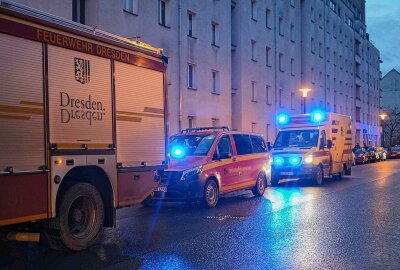 Brand in Mehrfamilienhaus sorgt für Großeinsatz von Feuerwehr, Rettungskräften und Polizei - Ein Brand in einem Dresdner Mehrfamilienhaus sorgt für einen Großeinsatz von Feuerwehr, Rettungskräften und Polizei. Foto: xcitepress/Finn Becker