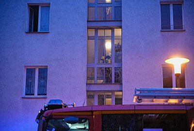 Brand in Mehrfamilienhaus sorgt für Großeinsatz von Feuerwehr, Rettungskräften und Polizei - Ein Brand in einem Dresdner Mehrfamilienhaus sorgt für einen Großeinsatz von Feuerwehr, Rettungskräften und Polizei. Foto: xcitepress/Finn Becker