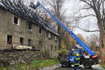 Brand in Mittelsachsen: Vier Bewohner retten sich aus brennendem Wohnhaus - Brand in Oberbobritzsch verursacht schwere Schäden. Die Ermittlungen zur Ursache laufen.