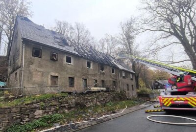 Brand in Mittelsachsen: Vier Bewohner retten sich aus brennendem Wohnhaus - Brand in Oberbobritzsch verursacht schwere Schäden. Die Ermittlungen zur Ursache laufen.