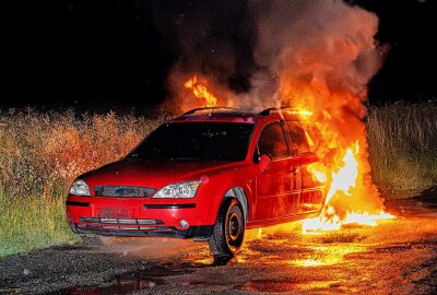 Brand in Sachsen: Feuer brennt Auto und Rapsfeld ab - Die Polizei hat die Ermittlungen zur Brandstiftung aufgenommen. Foto: xcitepress