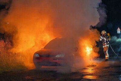 Brand in Sachsen: Feuer brennt Auto und Rapsfeld ab - Als die Feuerwehr vor Ort eingetroffen ist, befand sich das Fahrzeug bereits in Vollbrand. Foto: xcitepress