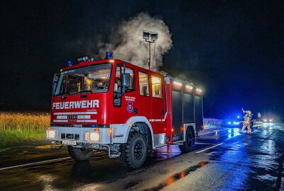 Brand in Sachsen: Feuer brennt Auto und Rapsfeld ab - Die Feuerwehr war zahlreich vor Ort, um den Brand zu löschen. Foto: xcitepress