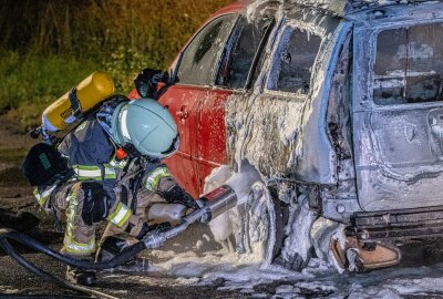 Brand in Sachsen: Feuer brennt Auto und Rapsfeld ab - Die Feuerwehr war zahlreich vor Ort, um den Brand zu löschen. Foto: xcitepress