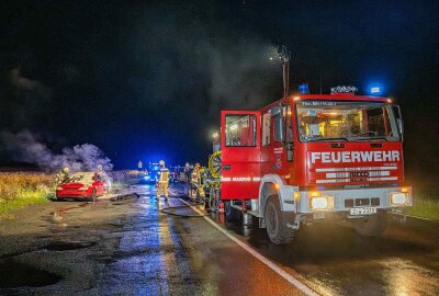 Brand in Sachsen: Feuer brennt Auto und Rapsfeld ab - Die Feuerwehr war zahlreich vor Ort, um den Brand zu löschen. Foto: xcitepress