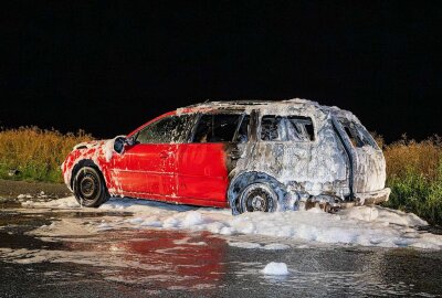 Brand in Sachsen: Feuer brennt Auto und Rapsfeld ab - Immer wieder kam es in den letzten Tagen zu Beschädigungen an dem Fahrzeug, sodass bereits die Spiegel und auch die Heckscheibe in Mitleidenschaft gezogen worden sind. Die Polizei hat die Ermittlungen zur Brandstiftung aufgenommen. Foto: Die Feuerwehr war zahlreich vor Ort, um den Brand zu löschen. Foto: xcitepress