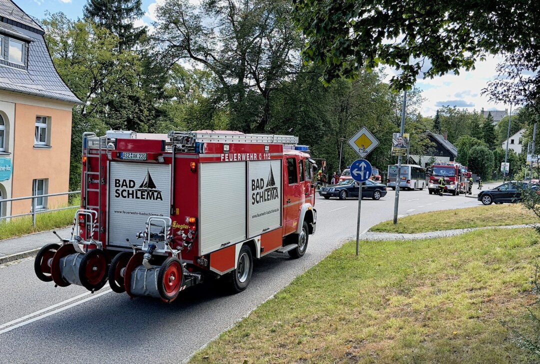 Brand in Schneeberg: Feuerwehrmann entdeckt Rauch beim Spaziergang - Kurz vor 14 Uhr ging ein Angehöriger der Freiwilligen Feuerwehr privat spazieren und sah eine massive Rauchentwicklung bei einem Wohnhaus in der Hartensteiner Straße. Foto: Daniel Unger