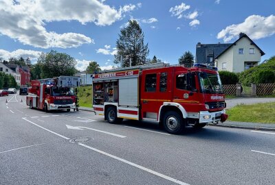 Brand in Schneeberg: Feuerwehrmann entdeckt Rauch beim Spaziergang - Kurz vor 14 Uhr ging ein Angehöriger der Freiwilligen Feuerwehr privat spazieren und sah eine massive Rauchentwicklung bei einem Wohnhaus in der Hartensteiner Straße. Foto: Daniel Unger