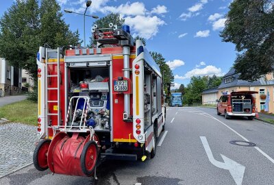 Brand in Schneeberg: Feuerwehrmann entdeckt Rauch beim Spaziergang - Bis zum Eintreffen der Einsatzkräfte versuchte der Feuerwehrmann die Anwohnerschaft des Hauses durch Klopfen und Klingeln zu waren. Darauf reagierte jedoch niemand. Foto: Daniel Unger