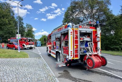 Brand in Schneeberg: Feuerwehrmann entdeckt Rauch beim Spaziergang -  Als die Feuerwehren Schneeberg, Neustädtel und Bad Schlema eintrafen, wurde festgestellt, das eine Mülltonne an der Fassade brannte. Diese wurde gelöscht. Foto: Daniel Unger