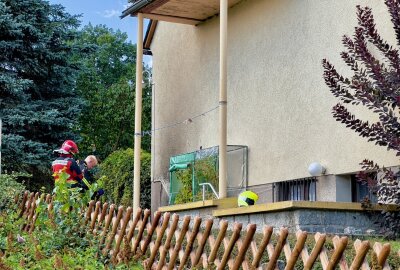 Brand in Schneeberg: Feuerwehrmann entdeckt Rauch beim Spaziergang -  Als die Feuerwehren Schneeberg, Neustädtel und Bad Schlema eintrafen, wurde festgestellt, das eine Mülltonne an der Fassade brannte. Diese wurde gelöscht. Foto: Daniel Unger