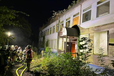 Brand in verlassenem Schwimmbad - Feuerwehr hilft Teenagern - Einsatzkräfte der Feuerwehr haben eine Gruppe Jugendliche aus einem alten Schwimmbad in Essen-Kray gerettet.