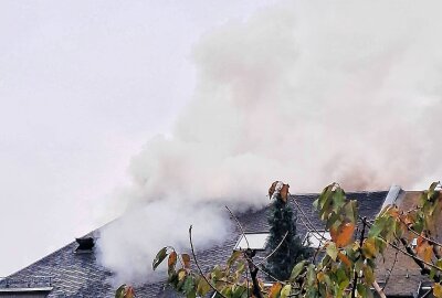 Brand in Wohnhaus in Limbach-Oberfrohna - Starke Rauchentwicklung im Wohnhaus. Foto: Steffi Hofmann