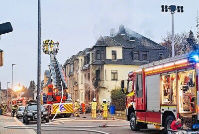 Brand in Wohnhaus in Limbach-Oberfrohna - Zahlreiche Feuerwehrleute sind derzeit im Einsatz. Foto: Steffi Hofmann