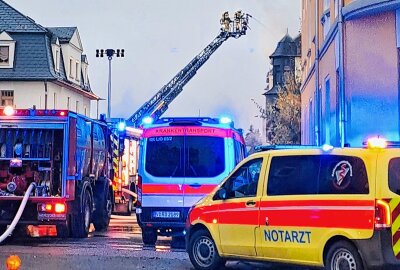 Brand in Wohnhaus in Limbach-Oberfrohna - Rettungswagen und Notarzt sind ebenfalls vor Ort. Foto: Steffi Hofmann