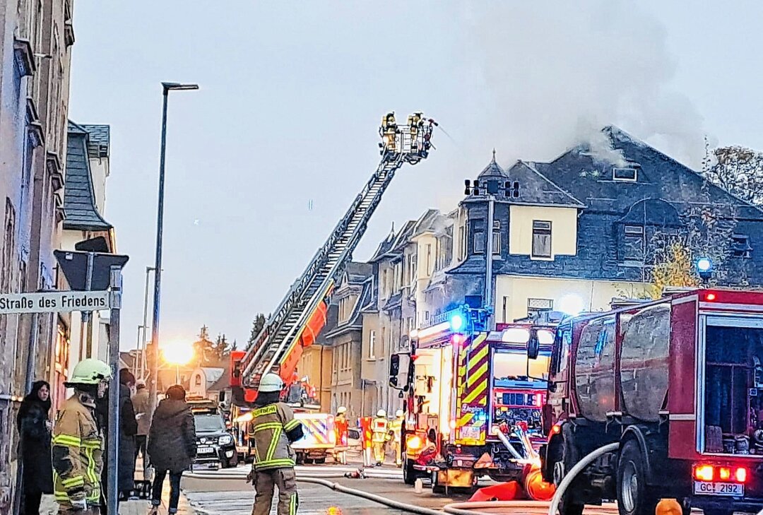 Brand in Wohnhaus Limbach-Oberfrohna -  In den frühen Morgenstunden des Donnerstags ist in einem Wohnhaus auf der Körnerstraße in Limbach ein Brand ausgebrochen.Foto: Steffi Hofmann