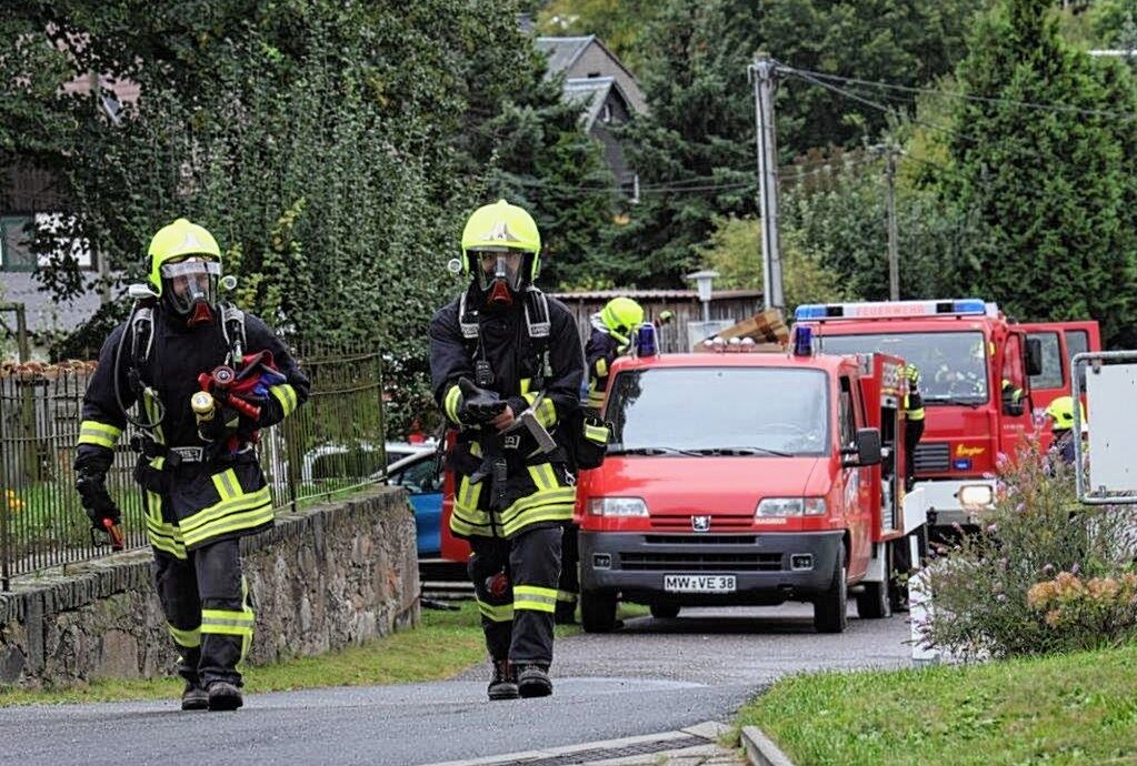 Brand mit Vermissten in Mittelsachsen: Vier Feuerwehren gleichzeitig im Einsatz - 56 Kameraden erfuhren erst am Einsatzort, dass es sich um eine Übung handelt. Foto: Andrea Funke